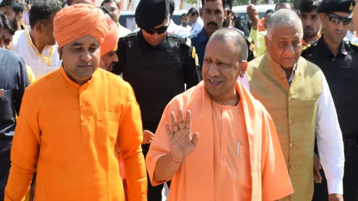 यूपी सीएम योगी आदित्यनाथ के साथ बाबा बालकनाथ।