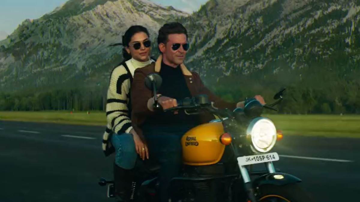 https://www.jagranimages.com/images/newimg/08122023/08_12_2023-fighters_actor_deepika_hrithik_old_video__23599842.jpg