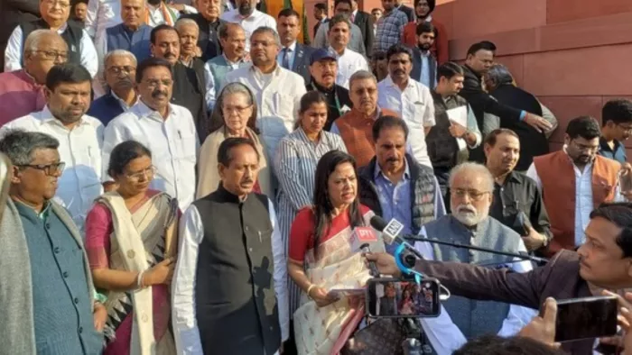 टीएमसी सांसद महुआ मोइत्रा को लोकसभा से निष्कासित किया गया (फोटो, एएनआई)