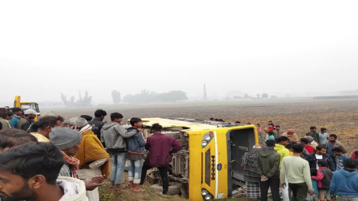 घटनास्थल पर पलटी स्कूली बस और जुटी भीड़। जागरण