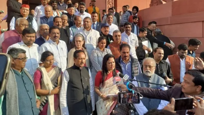महुआ मोइत्रा के समर्थन में तमाम विपक्षी सांसद संसद के बाहर आए (फोटो: समाचार एजेंसी)