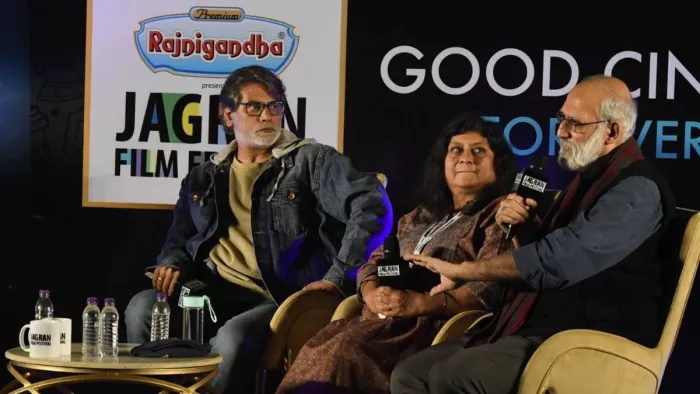 जागरण फिल्म फेस्टिवल में बातचीत करते हुए रंगमंच कलाकार (Photo Credit- Jagran JFF)