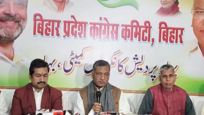 पटना में प्रेस से बात करते राज्यसभा सदस्य व बिहार कांग्रेस अध्यक्ष डॉ अखिलेश प्रसाद सिंह व अन्य।