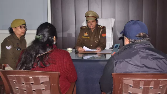 पति पत्नी का शिकायती पत्र मिलने पर थाने में बुलाकर काउंसिलिंग करती महिला थाना प्रभारी रंजना सचान। फोटो जागरण