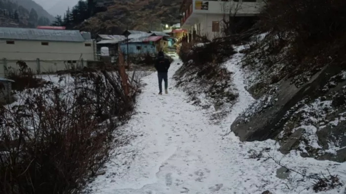 First Snowfall in Uttarakhand: आंशिक बादलों के बीच उत्तराखंड में पहला हिमपात. Jagran