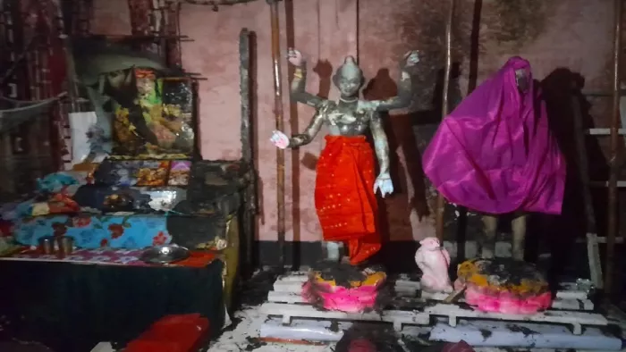 बांग्लादेश में इस्कॉन के दो और मंदिरों में लगाई आग (फोटो-सोशल मीडिया)