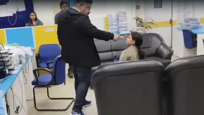 ठेकेदार ने बैंक में घुस महिला मैनेजर से की बदसलूकी