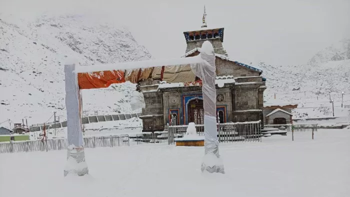 Snowfall in Kedarnath Dham: केदारनाथ धाम में हुई सीजन की पहली बर्फबारी