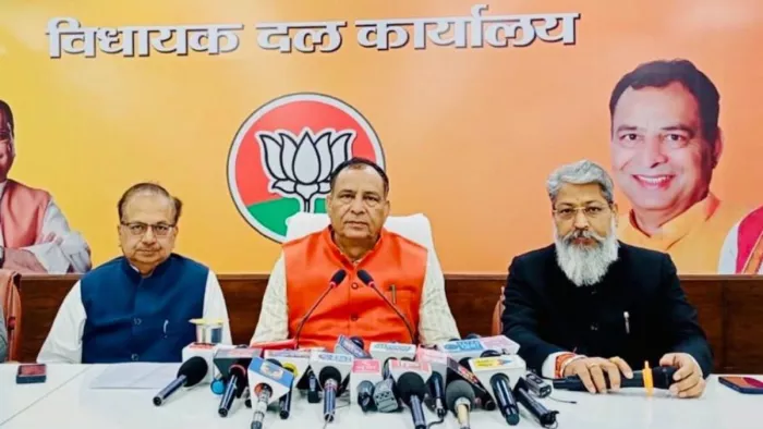 Haryana Politics: प्रेस कॉन्फ्रेंस कर जानकारी देते मोहनलाल बड़ौली।