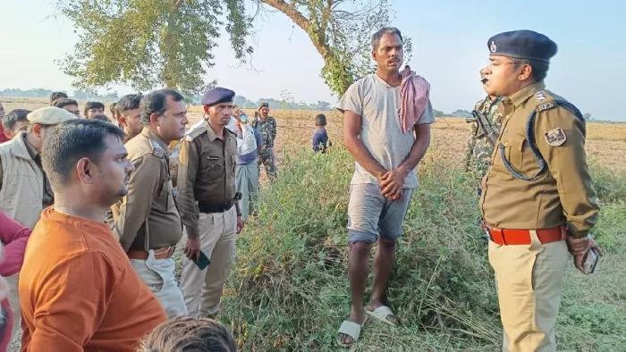 स्थानीय लोगों से पूछताछ करते पुलिस अधिकारी