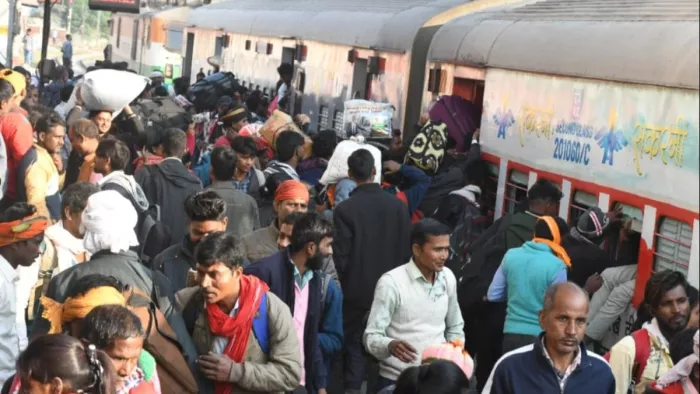 शनिवार को गोरखधाम एक्सप्रेस में चढ़ने के लिए जुझते यात्री।- संगम दूबे