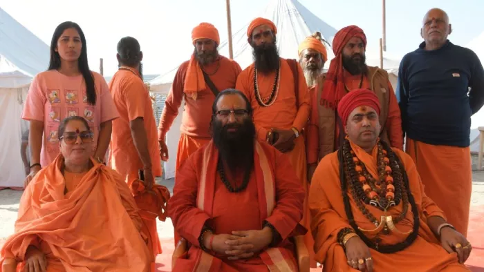 श्रीनिंरजनी अखाड़ा के संतों के साथ बैठक करते अखिल भारतीय अखाड़ा परिषद अध्यक्ष श्रीमहंत रवींद्र पुरी l जागरण आर्काइव