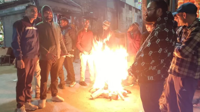 Snowfall in Uttarakhand: ठंड से बचने के लिए अलाव का सहारा लिया जा रहा है। जागरण