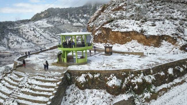 पिथौरागढ़ नगर में मौसम का पहला हिमपात, बर्फ की चादर में लिपटा शहर - First snowfall of the season in Pithoragarh city - Uttarakhand Pithoragarh Local News