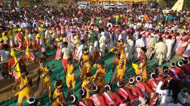 डोंबारी बुरू में कृतज्ञ लोगों ने दी शहीदों को श्रद्धांजलि, ओडिशा, मध्य ...