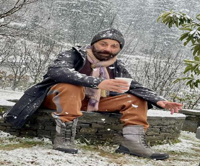 नग्गर के दलाश में बर्फ के बीच चाय की चुस्की लेते अभिनेता सनी देयोल। सौजन्य : इंटरनेट मीडिया।