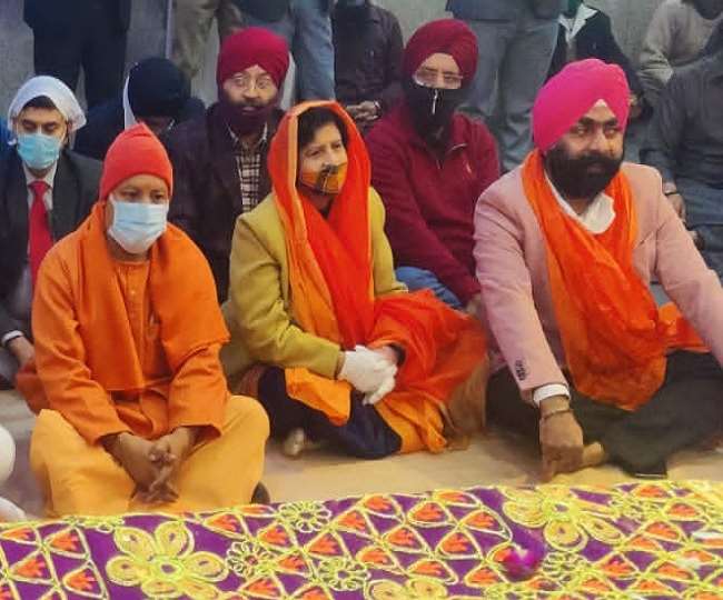 मुख्यमंत्री योगी आदित्यनाथ ने गुरु गोबिंद सिंह के 356वें प्रकाश पर्व पर लखनऊ के गुरुद्वारा नाका हिंडोला में माथा टेका।