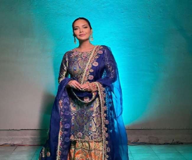 https://www.jagranimages.com/images/newimg/09012022/09_01_2022-esha_gupta_22366938.jpg