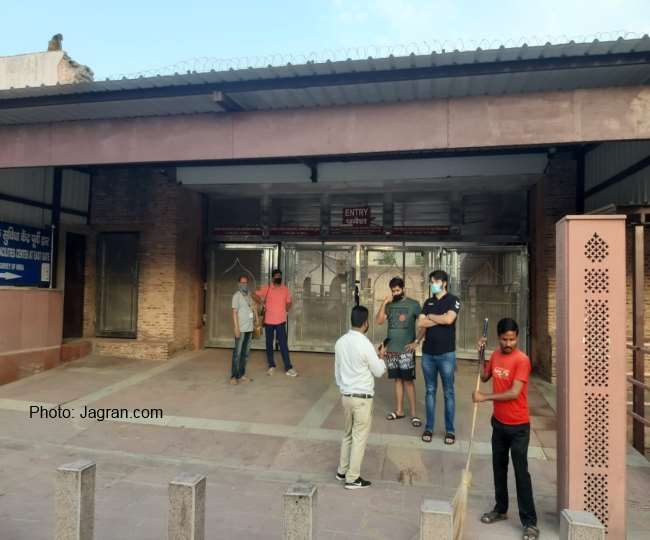 ताजमहल में गाइड और फोटोग्राफर अब पर्यटक के साथ ही अंदर जा सकेंगे।