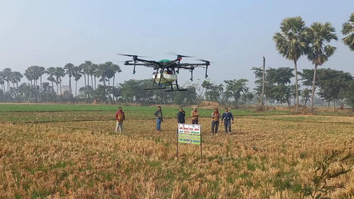 Agriculture Drone: बांका में सफल रहा ड्रोन का ट्रायल, दस मिनट में एक एकड़ खेत में दवा-खाद का किया छिड़काव