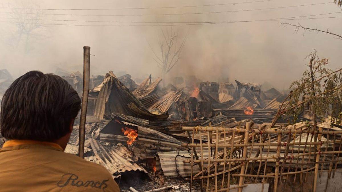 गुरुग्राम के सेक्टर-49 में भीषण आग से 200 झुग्गियां जलकर राख, 150 से ज्यादा सिलेंडर फटे - fire in Slum area of Gurugram Sector 49 Over 200 slums burnt to ashes