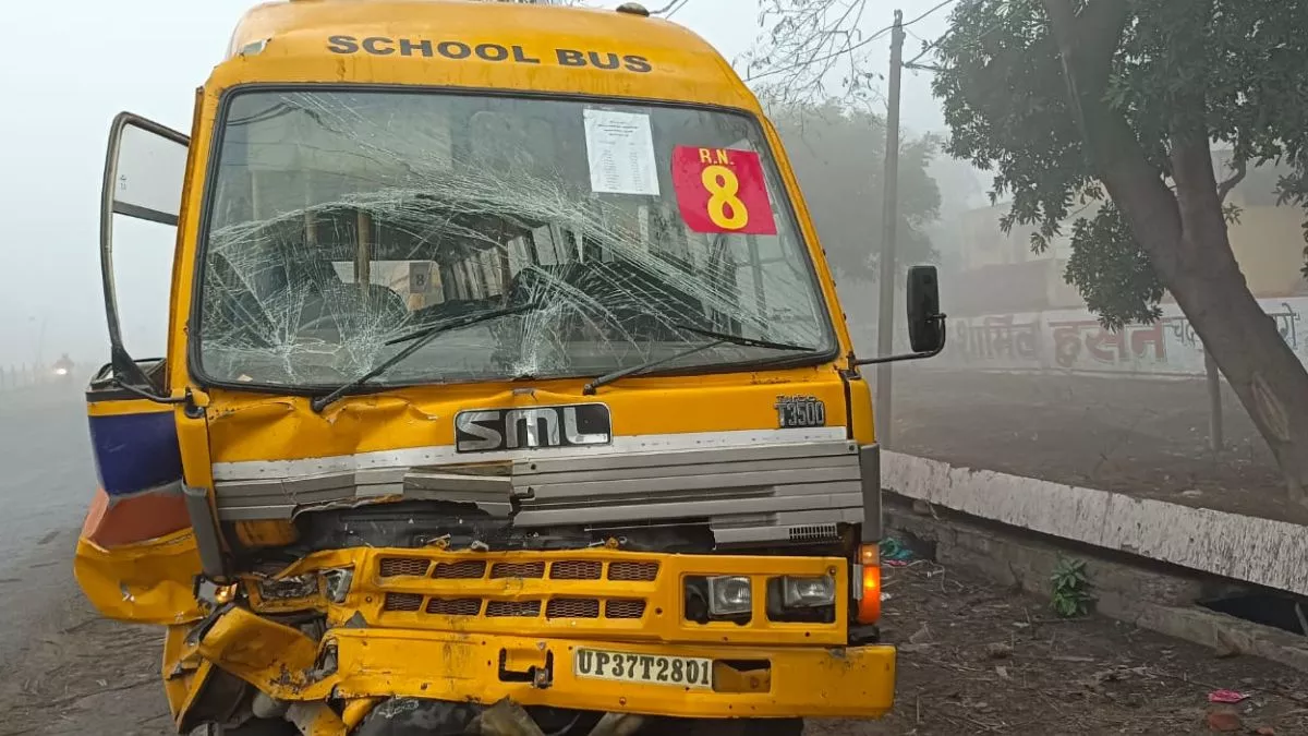 Hapur Bus Accident: दिल्ली-लखनऊ हाईवे पर ट्रक ने स्कूली बस को मारी टक्कर, शिक्षक-छात्र सहित 8 घायल