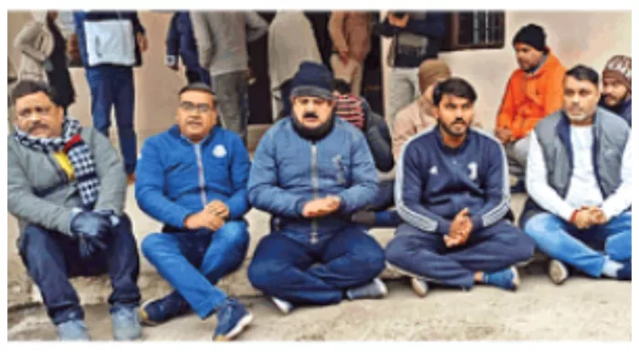 बूडिया गेट चौकी में हनुमान चालीसा का पाठ पढ़ते हिंदू संगठनों के लोग