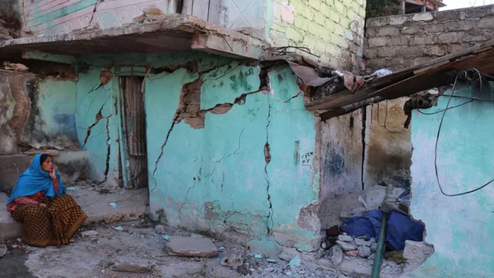 Joshimath Sinking: परिवार की मनाही के बाद भी बुजुर्ग ऋषिदेवी अपने टूटे घर के आसपास दिनभर बैठी रहती हैं।