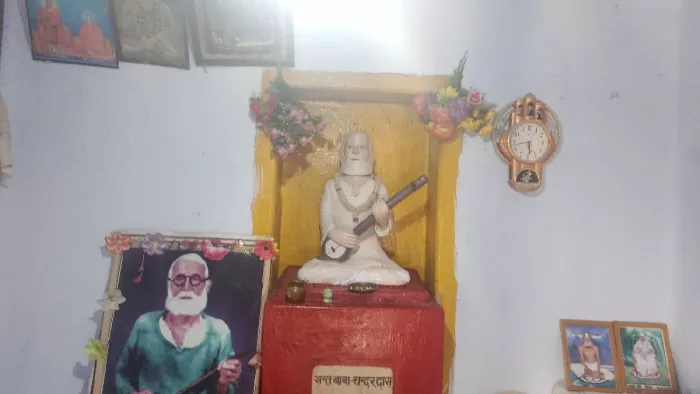 मंदार स्थित सफा धर्म आश्रम में संत चंदर दास की प्रतिमा