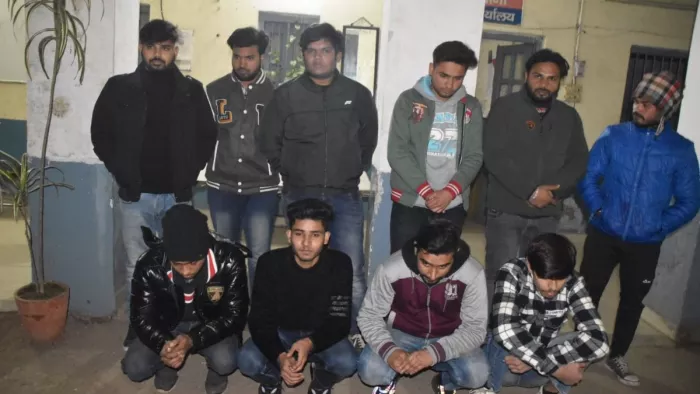 Hookah Bar In Cafe Gouse: पुलिस ने हुक्का बार में पकड़े आरोपित।
