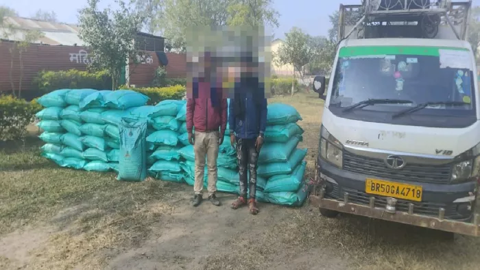 60 बोरी यूरिया के साथ गिरफ्तार तस्कर व जब्त गाड़ी