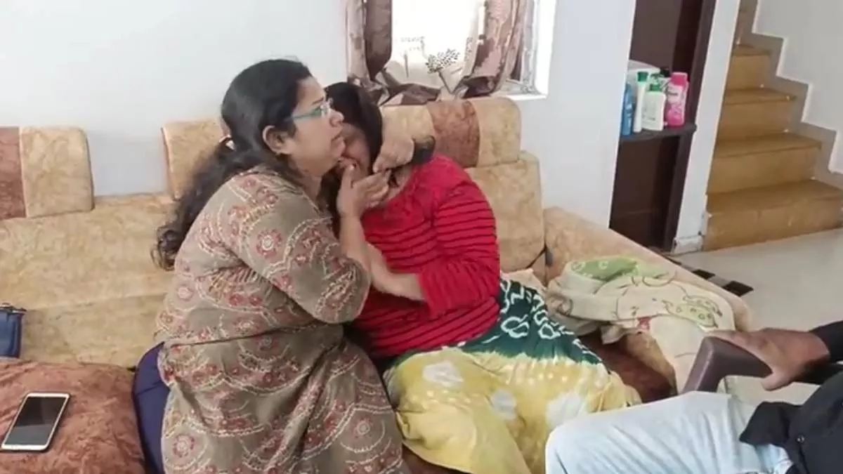 Vadodara Suicide Case: वडोदरा में पति, पत्नी और बेटे ने की खुदकुशी; सुसाइड में लिखा- 'मां आई एम सॉरी'