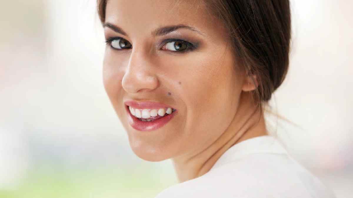 Moles Meaning: गाल सहित महिलाओं के शरीर में इन जगह तिल होना है शुभ