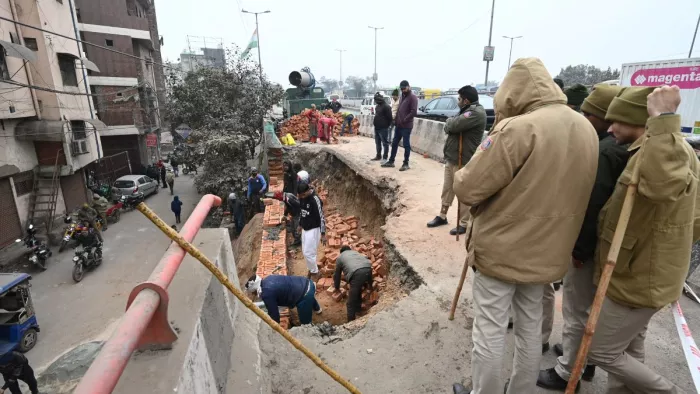 दिल्ली में फ्लाईओवर पर बनी मजार ध्वस्त की गई
