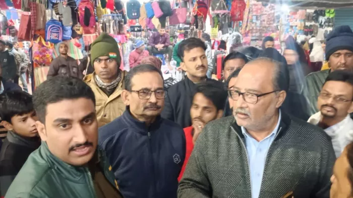 Munger News: विवाद को सुलझाती पुलिस। फोटो- जागरण