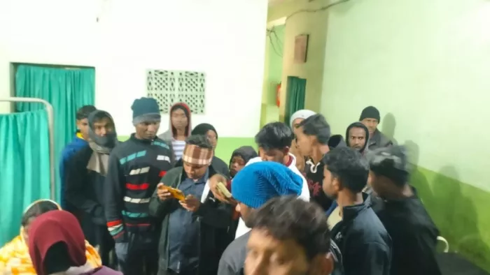 धनबाद के अस्पताल में महिला की मौत पर बवाल, ग्रामीणों ने जमकर किया हंगामा;