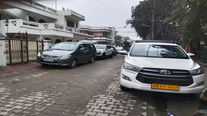 ED Raid in Yamunanagar: घर के बाहर खड़ी ईडी की गाड़ी।