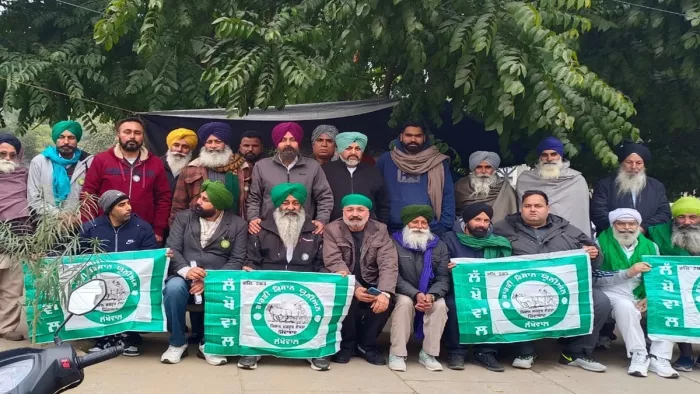 बेसहारा पशुओं से परेशान किसानों ने खोला मोर्चा