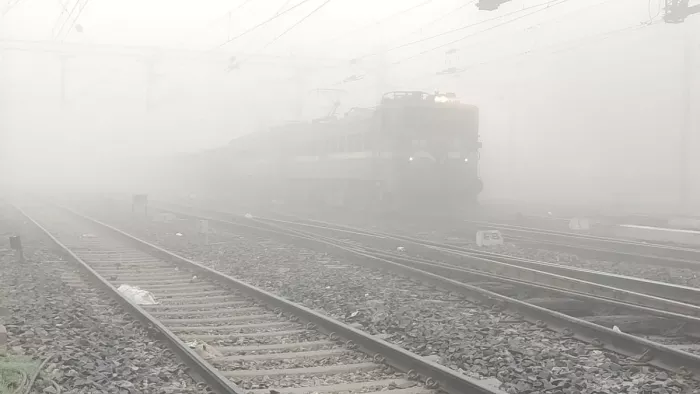 कुहासे ने रोकी ट्रेनों की रफ्तार, 23 ट्रेनें चल रही है लेट।
