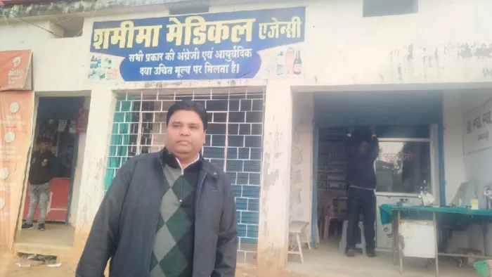 ड्रग इंस्पेक्टर के आने की लगी भनक तो मेडिकल दुकानदार शटर गिराकर हुए फरार, नहीं कर पाए जांच