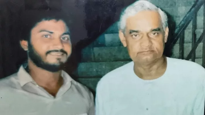 कार सेवक सत्येंद्र और अटल बिहारी वाजपेयी की फाइल फोटो।