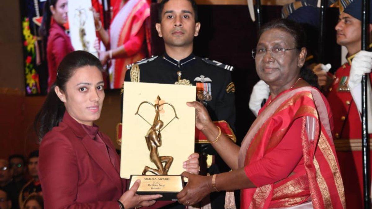 nahan indian kabaddi team captain ritu negi was honored by the president and received arjun award