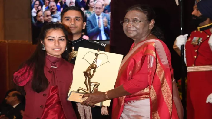 पैरा तीरंदाज खिलाड़ी शीतल देवी को राष्ट्रपति द्रौपदी मुर्मु ने किया अर्जुन अवॉर्ड से सम्मानित।