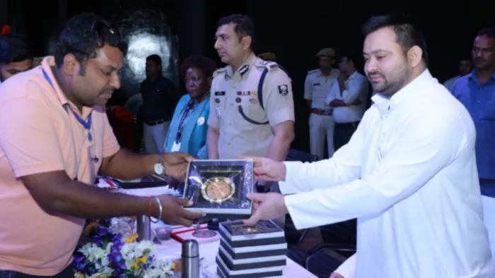 प्रियेश को सम्मानित करते स्वास्थ्य मंत्री तेजस्वी यादव