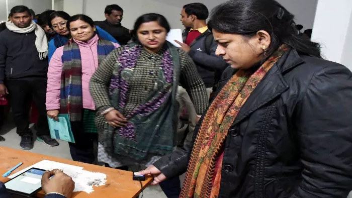 शिक्षा भवन में थंब जांच कराते बीपीएससी से चयनित शिक्षक- जागरण।