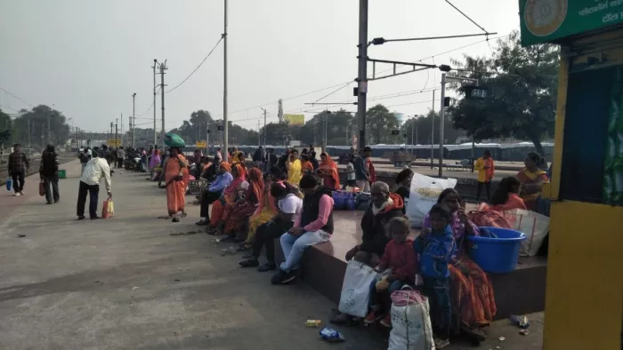 कोहरे का असर, झारखंड से गुजरने वाली राजधानी एक्सप्रेस के थमे पहिए;