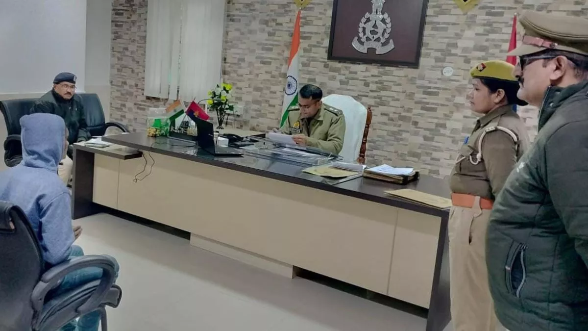 'साहब! हमारा बेटा हमें मार देगा....', घबराई हुई महिला बेटी के साथ पुलिस अधीक्षक के पास पहुंची; बोली- मदद कीजिए