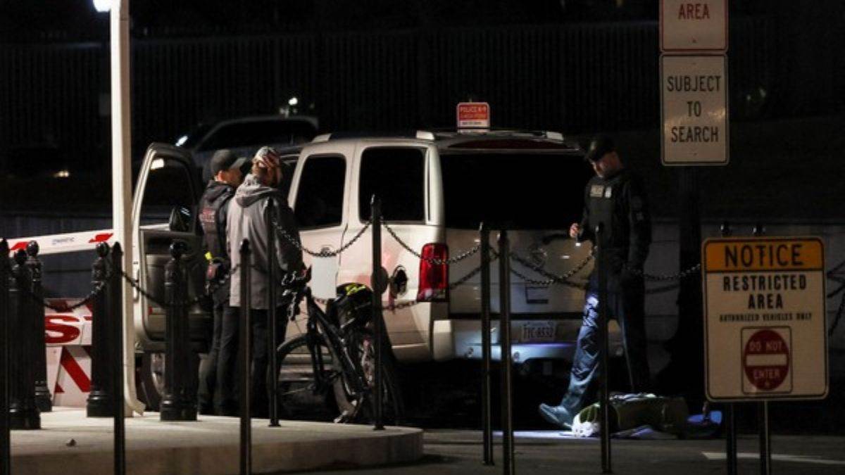 there was a breach in the security of the white house a massive collision of a vehicle with the gate of the complex us secret service detained the driver and started investigation
