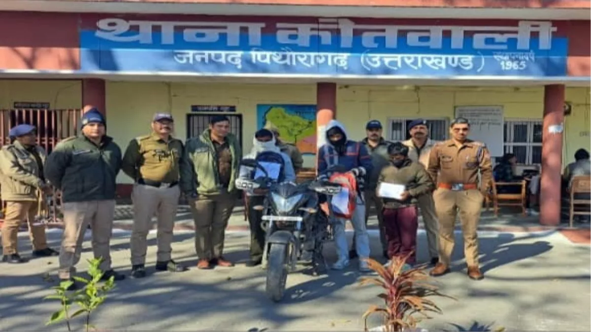 मुखबिर की सूचना पर पुलिस व SOG टीम ने दी दबिश, दो लोगों की तलाशी लेते ही तुरंत कर लिया गिरफ्तार
