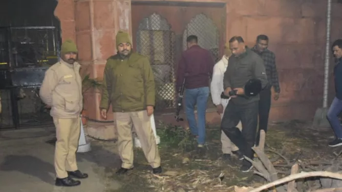एएमयू में बम से उड़ाने की धमकी मिलने के बाद बाबे ए सैयद पर जांच करते बीडीएस की टीम। जागरण